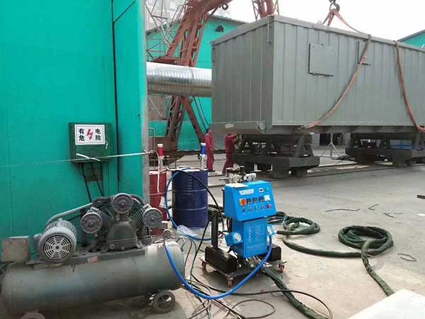 不規(guī)則物體聚氨酯噴涂機 工作原理是什么?(圖1) Q2600聚氨酯噴涂機應(yīng)用于移動房噴涂發(fā)泡保溫